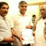 Prof. Gowda & Sanjeev Dyamannavar from Praja RAAG submitting the petition signed by 40 elected representatives to urge Shri. Kharge to fast tra